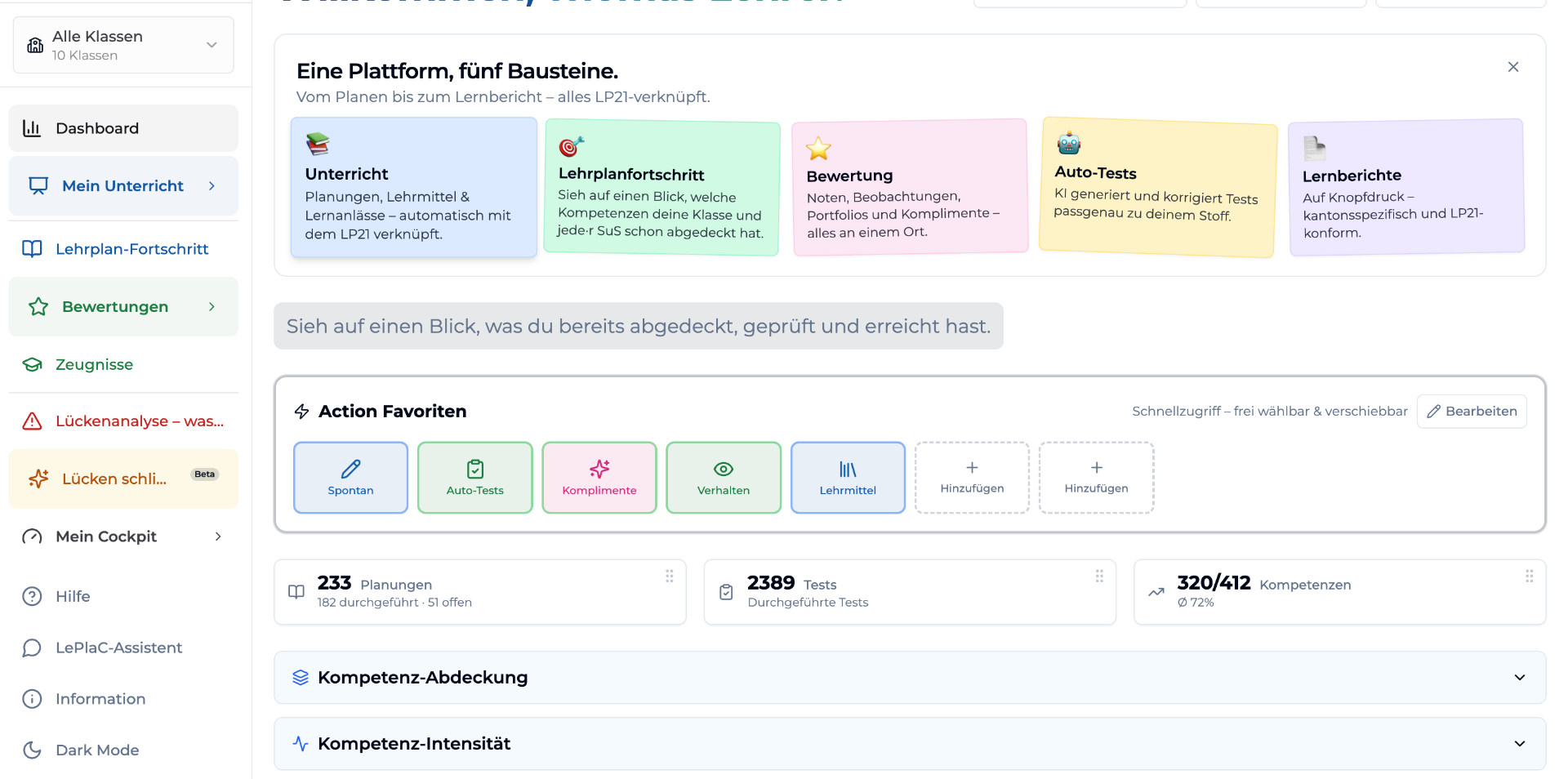 Screenshot des LehrplanCheck-Dashboards mit Bausteinen, Action-Favoriten und Kompetenz-Übersicht